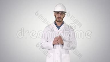 穿白色长袍和头盔的科学家，用手指着侧面，在渐变背景上向摄像机解释